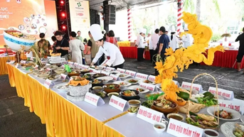 Pizza hủ tiếu, bún gạo xào ngũ sắc… cùng 100 món từ sợi gạo lập kỉ lục