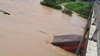 Trục vớt được một trong hai tàu cát trôi tự do trên sông Krông Ana