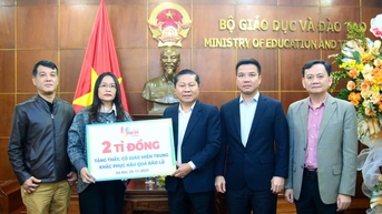 Món quà ý nghĩa tặng thầy cô vùng bão lũ miền Trung nhân ngày 20-11