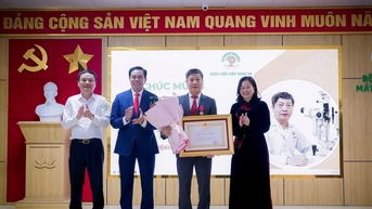 ប្រធានគណៈកម្មាធិការប្រជាជនខេត្ត លោក Vo Trong Hai ជូនកម្រងផ្កាអបអរសាទរ សាស្ត្រាចារ្យរងថ្មីនៃវិស័យសុខាភិបាល Nghe An។