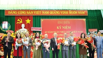 សាលានយោបាយខេត្ត Lam Dong ប្រារព្ធខួបលើកទី 43 នៃទិវាគ្រូបង្រៀនវៀតណាម