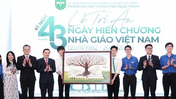 សាកលវិទ្យាល័យ​វេជ្ជសាស្រ្ដ Pham Ngoc Thach ៖ វេជ្ជបណ្ឌិត​ឡាវ​សរសេរ​កំណាព្យ​ដើម្បី​ថ្លែងអំណរគុណ​ដល់​លោកគ្រូ​អ្នកគ្រូ