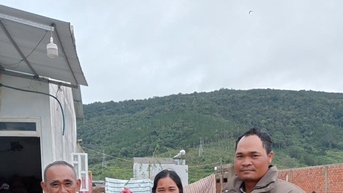 យុវជន Hiep Thanh ចែករំលែកជាមួយប្រជាជននៅតំបន់ទឹកជំនន់