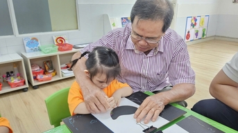 ជីដូនជីតាទៅសាលាចៅ ៗ សាកល្បងភាពលំបាកនៃវិជ្ជាជីវៈគ្រូបង្រៀនមត្តេយ្យ។