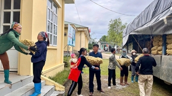 ឃុំ Quang Duc គាំទ្រប្រជាជនដែលមានគ្រាប់ពូជដំឡូងអាត្លង់ទិកចំនួន 15 តោនសម្រាប់ដាំរដូវរងា។