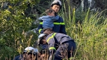 Kịp thời giải cứu 2 cháu bé bị mắc kẹt dưới hố sâu tại núi Trầm