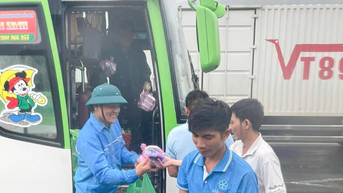 Xã Đại Lãnh hỗ trợ nhu yếu phẩm cho hành khách mắc kẹt trong mưa lũ