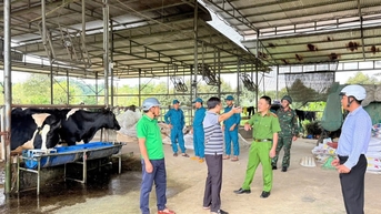 Cát Tiên khẩn cấp hỗ trợ người dân di dời tài sản và vật nuôi trước nguy cơ ngập lụt