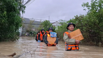 Bộ đội mang nhu yếu phẩm đến với người dân vùng ngập lụt