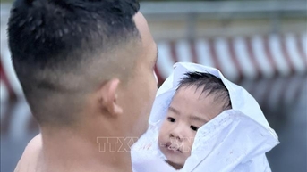 Đắk Lắk: Di dời thêm nhiều người dân vùng lũ nhưng vẫn còn nhà dân bị cô lập