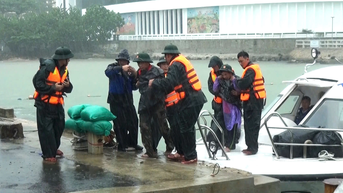 ឆ្មាំព្រំដែន Khanh Hoa ជួយសង្គ្រោះអ្នកនេសាទ ៣នាក់ ដែលអណ្តែតទឹកនៅឈូងសមុទ្រ Nha Trang