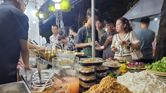 ប្រជាជនទីក្រុងហូជីមិញ សម្រុកទៅទទួលទានអាហារឆ្ងាញ់ៗក្នុងពិធីបុណ្យម្សៅអង្ករ