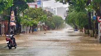 Nam sinh bám vào sợi dây điện giữa dòng nước lũ, được nhân viên bưu điện cứu kịp