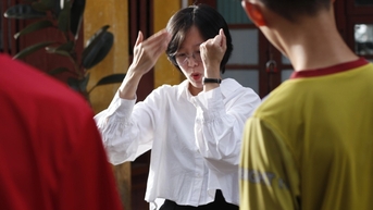 ដំណើរស្ងាត់របស់គ្រូបង្រៀន 9x ជាមួយសិស្សគថ្លង់របស់នាង