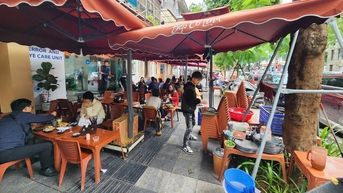 Nhức nhối tình trạng 'xẻ thịt' vỉa hè làm hàng quán, bãi xe ở Hà Nội