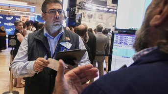 Phố Wall đảo chiều dữ dội: Công nghệ lao dốc, rủi ro định giá bùng lên