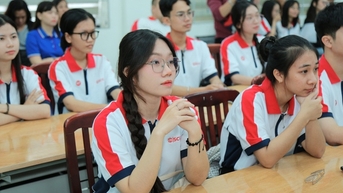 Lebih dari 1,6 miliar VND telah diberikan untuk mendukung siswa kurang mampu.