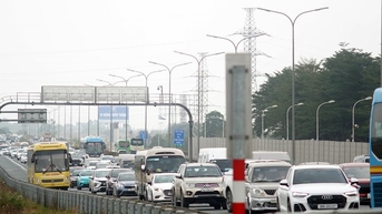 Phương tiện ùn dài tại cửa ngõ Thủ đô