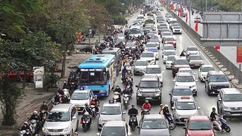 Người dân ùn ùn trở lại Thủ đô, cửa ngõ phía Nam đông nghẹt