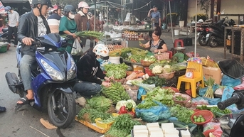 Hoa, trái cây đắt khách