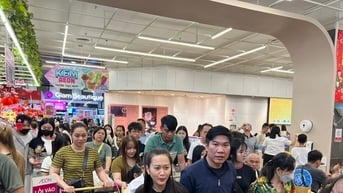 Đông nghịt người tại các khu vui chơi, trung tâm thương mại ở TPHCM