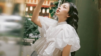 Thanh thoát, hiện đại với phong cách 'clean girl' từ áo sơ mi, áo thun trắng
