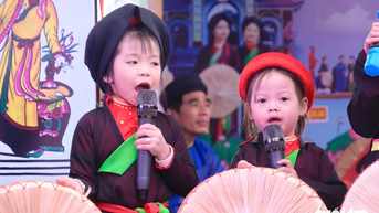 Liền chị 3 tuổi được bế đến hội Lim hát quan họ