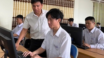 Một thầy giáo bồi dưỡng 10 học sinh đoạt giải quốc gia