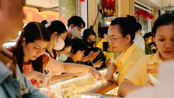 Giá vàng vọt lên 93 triệu đồng/lượng rồi tăng giảm loạn xạ