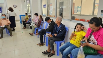 Người dân Cần Thơ, Trà Vinh đổ xô đi tiêm vaccine cúm mùa
