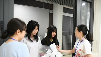 기말고사 복습을 강화하는 것은 학교의 책임입니다.