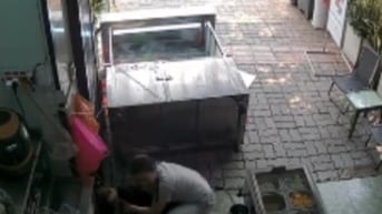 Nhân viên ngất xỉu làm vỡ tủ trà sữa và phản ứng "trái ngược" của chủ quán