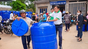 FE Credit mang bồn chứa nước đến với bà con vùng hạn mặn