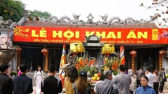 Bất ngờ hình ảnh trước giờ Khai ấn đền Trần