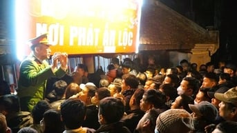 Nhiều người chen lấn, trèo rào vào xin lộc, cầu may sau lễ Khai ấn đền Trần