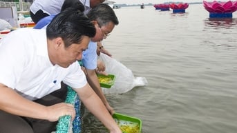 Thả hơn 2 triệu con tôm, cua giống xuống đầm Đông Hồ