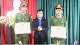 ប៉ូលីសពីរនាក់បានលោតចូលទៅក្នុងបឹងជ្រៅមួយដើម្បីជួយសង្រ្គោះមនុស្សម្នាក់