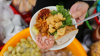 Có gì ở hàng bánh lọc Huế 15.000 đồng khiến thực khách 'mê đắm'?