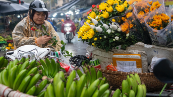 Rằm tháng Giêng: Khách đông kín chợ, shipper tất bật giao gà cúng từ 2h