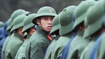 Con đi nghĩa vụ thì cha, mẹ có được trả phí tham gia bảo hiểm y tế không?