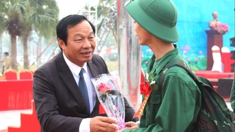 Đồng chí Lê Văn Hiệu dự lễ giao quân, động viên thanh niên Nam Sách lên đường nhập ngũ