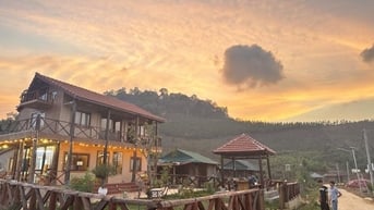 Phó Bí thư Tỉnh ủy Kon Tum trực tiếp trồng cây tại Tu Thó, phấn đấu mục tiêu xây dựng ngôi làng của màu hồng và mùi thơm hương hoa