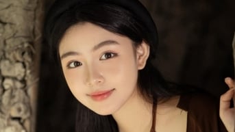 Con gái 18 tuổi của MC Quyền Linh áo tứ thân lả lơi 'đẹp như tranh'