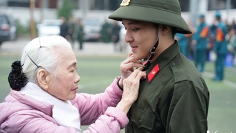 90세 할머니, 손자의 인민보안군 입대 배웅