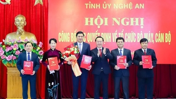 Nghệ An công bố các quyết định sắp xếp tổ chức bộ máy