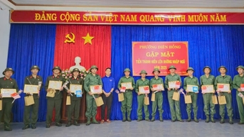 TP. Pleiku tặng quà cho các thanh niên lên đường nhập ngũ