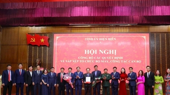 Công bố các quyết định về tổ chức bộ máy và cán bộ