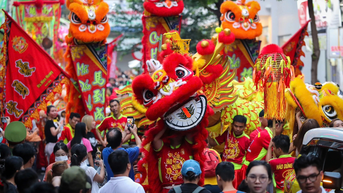 Hàng ngàn người tập trung ở Chợ Lớn xem lễ diễu hành Tết Nguyên tiêu