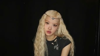 Rosé, Lisa khoe cách phối đồ trắng - đen bất bại cùng tóc mới