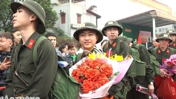 Tân binh chia tay người thân phấn khởi lên đường nhập ngũ
